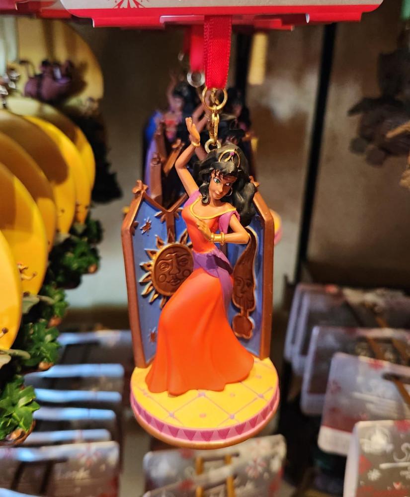 2023 디즈니 노틀담의 곱추 에스메랄다 오너먼트 Esmeralda Sketchbook Ornament – The Hunchback of Notre Dame