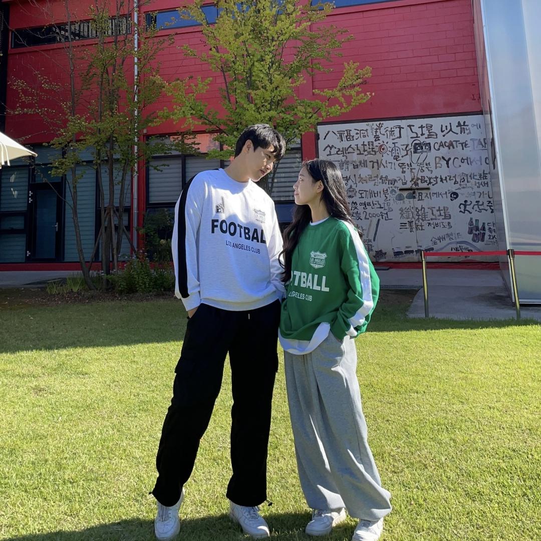 [가성비💫] 남여공용 오버핏 풋볼 배색 맨투맨 밴딩 카고 일자 와이드팬츠 Y2K 캠퍼스 커플 시밀러룩