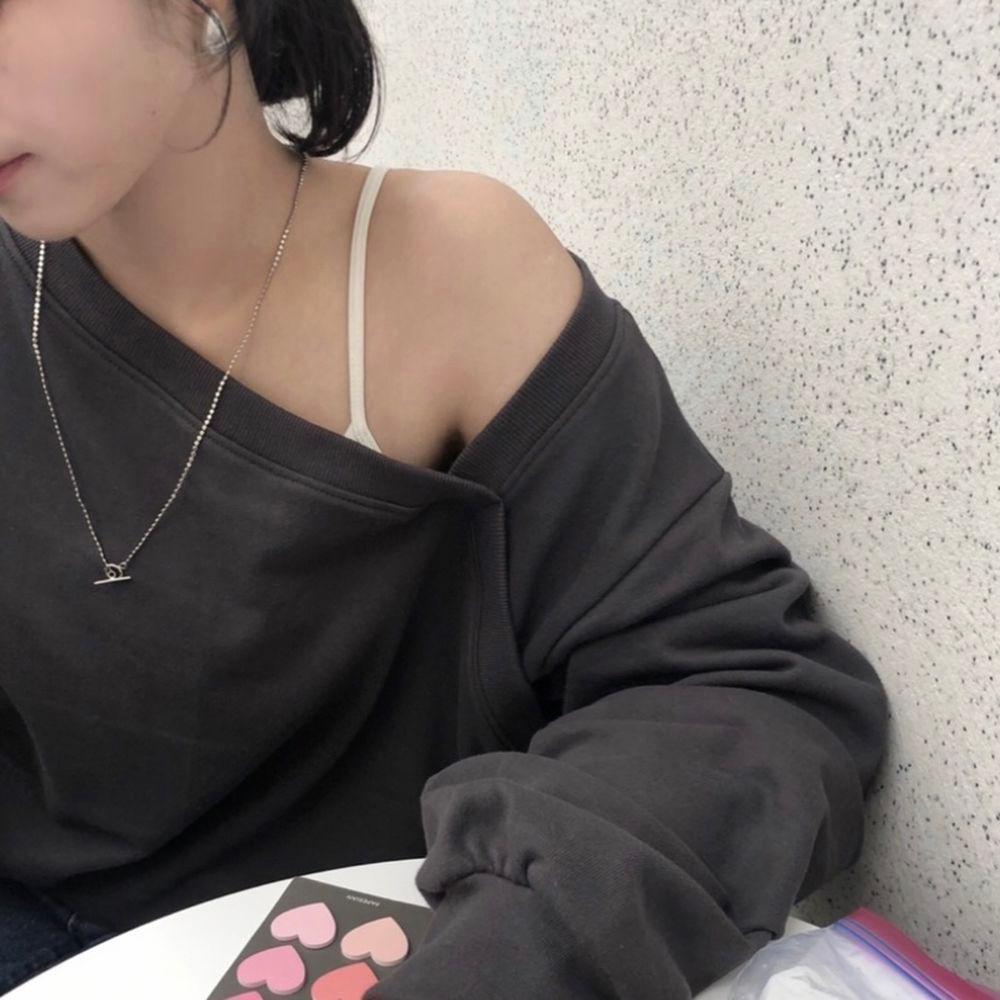 언발 사선 원오프숄더 맨투맨