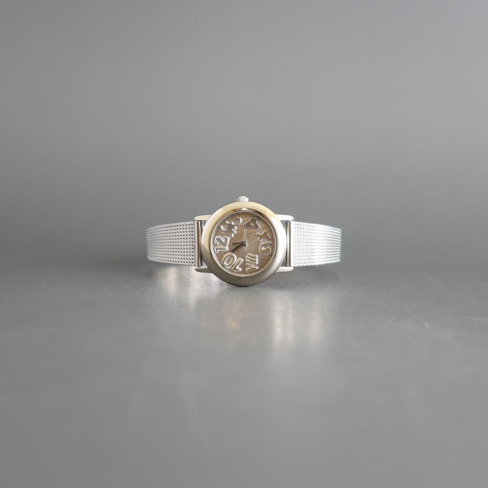 Round antique dial metal watch