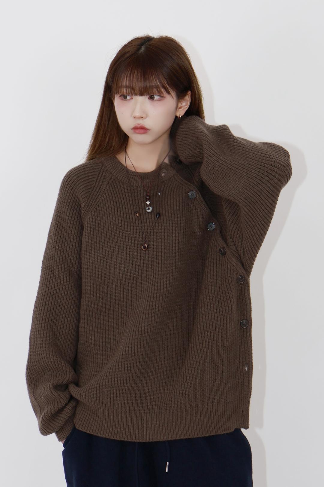 루즈 버튼 니트