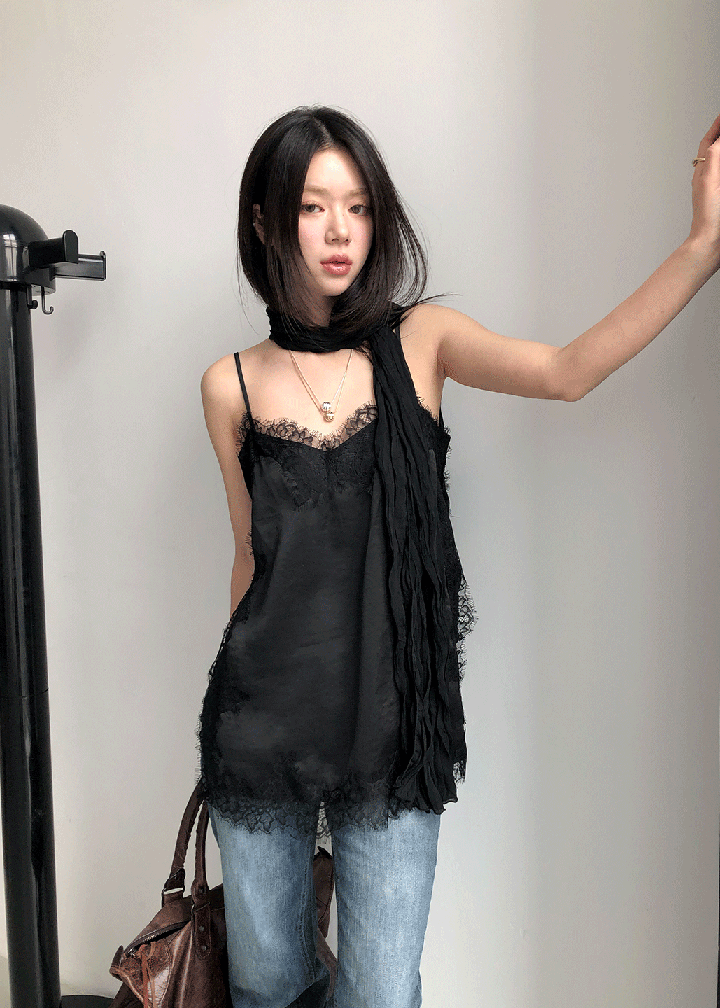 서울베이스드 OPEN SIDE LACE SLEEVELESS