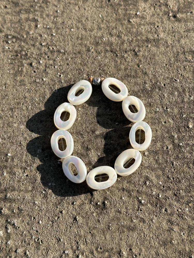Musta mother-of-pearl banding bracelet