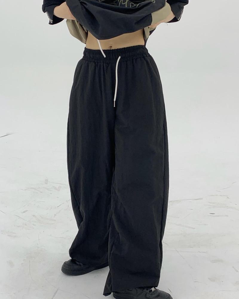 블랙 사이드 핀턱 나일론 밴딩 팬츠