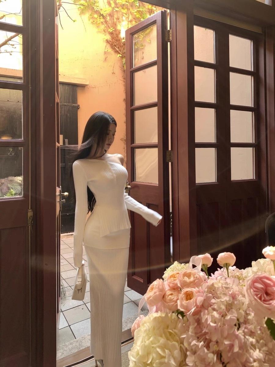 슬라이스티드 숄더 긴팔 피트 니트 스커트 세트