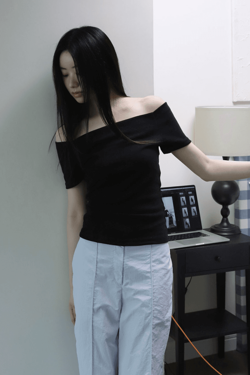 컬러인아이디 [블랙 당일출고] 리아 오프숄더 티