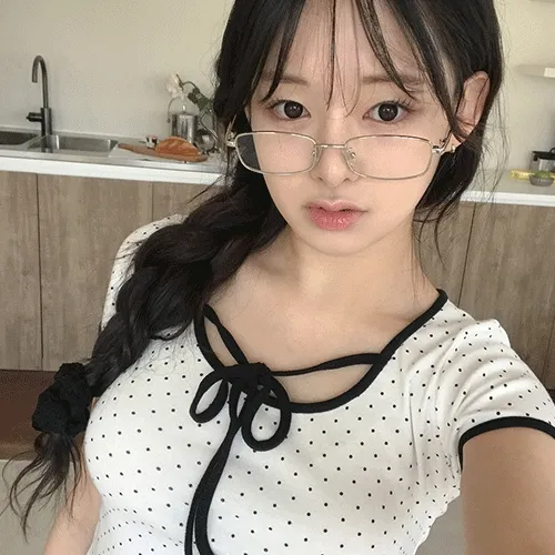 블러셔 도트 리본 티셔츠 (1color)