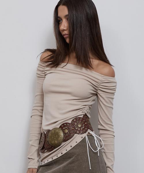 메탈 스터드 오프숄더 스트랩 셔링 탑 BEIGE