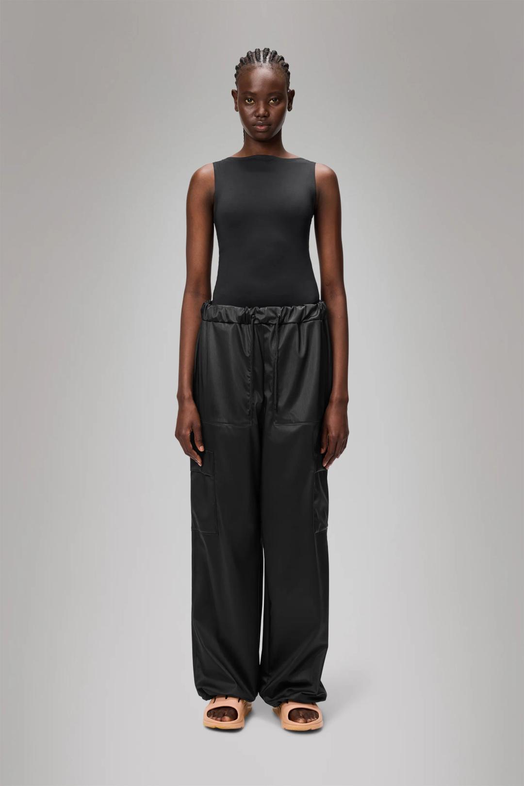 Rains® Cargo Rain Pants Wide en Black Grain pour 110€ | Livraison Gratuite