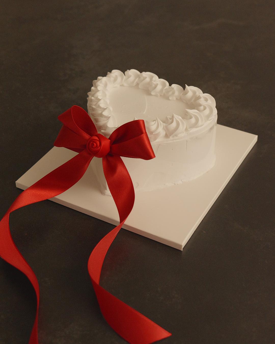 레드 리본 하트 생크림 케이크