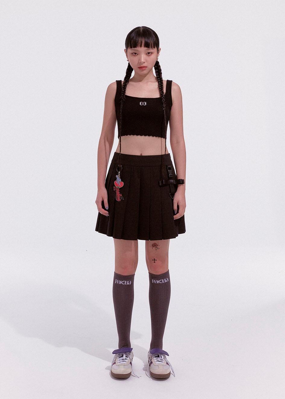 RIBBON BUCKLE PLEALTED MINI SKIRT_BLACK