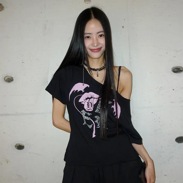 GRAPHICS BOATNECK TOP BLACK