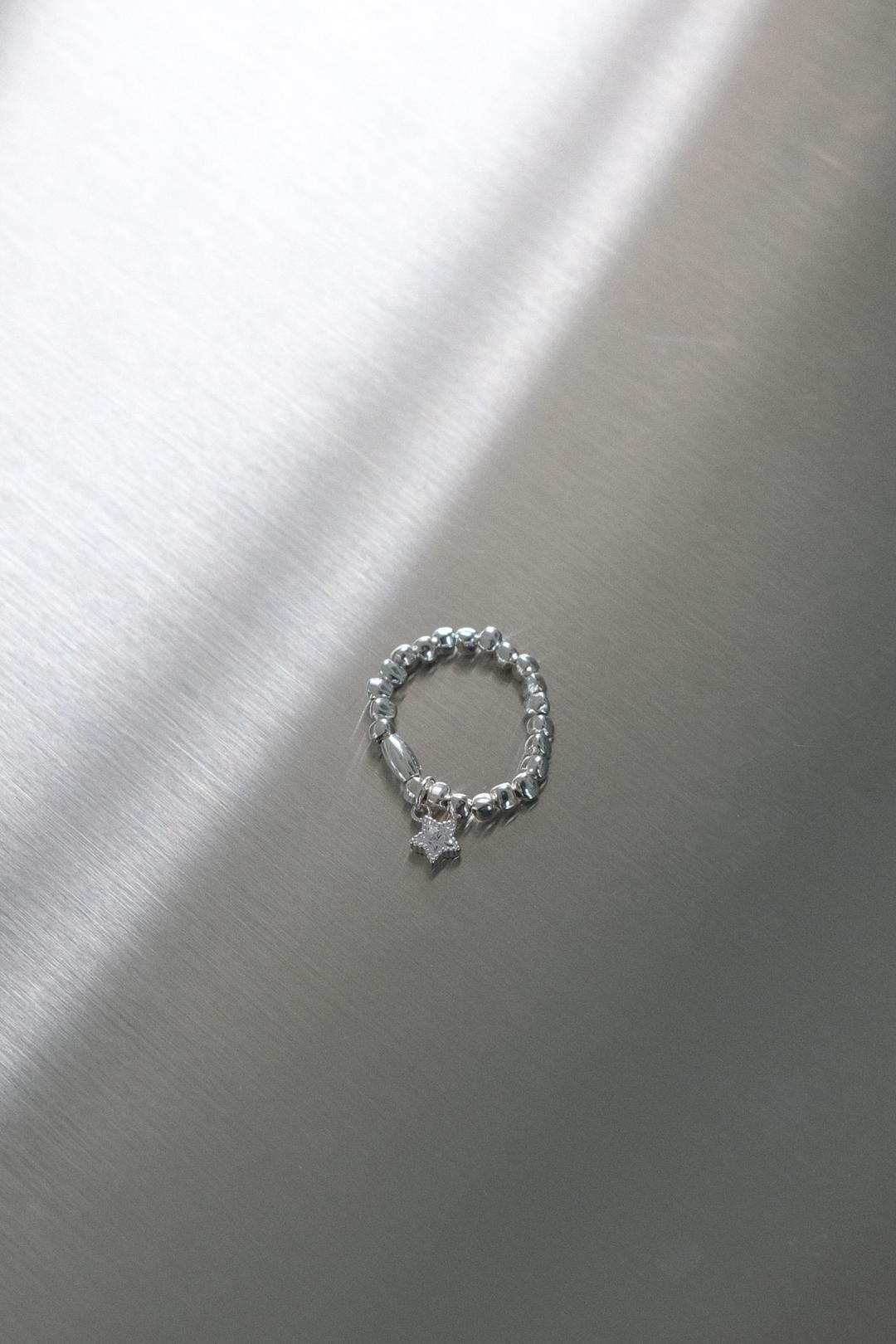 Twinkle mini star silver banding ring
