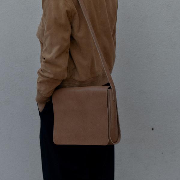 베이직 메신저백 14인치 • 밀크티