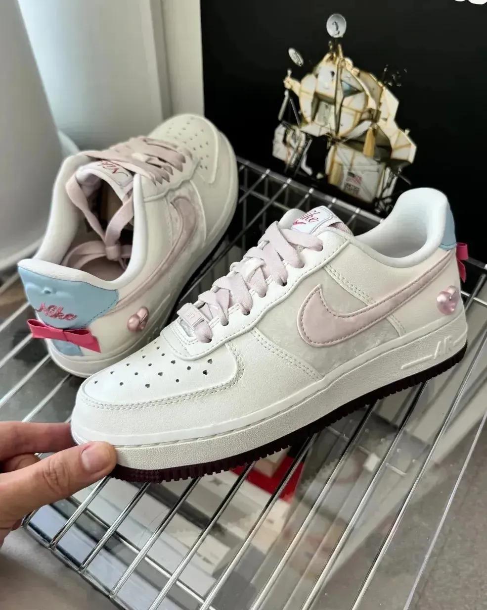 나이키 에어 포스 1 로우 발렌타인데이 2026 우먼스 IQ4937-161 한정판