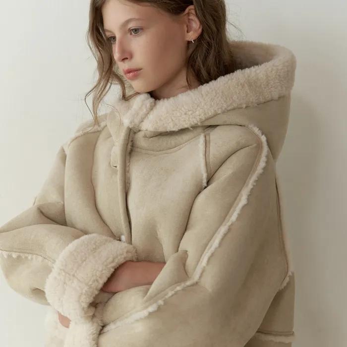 Shearing reversible mustang (beige)
