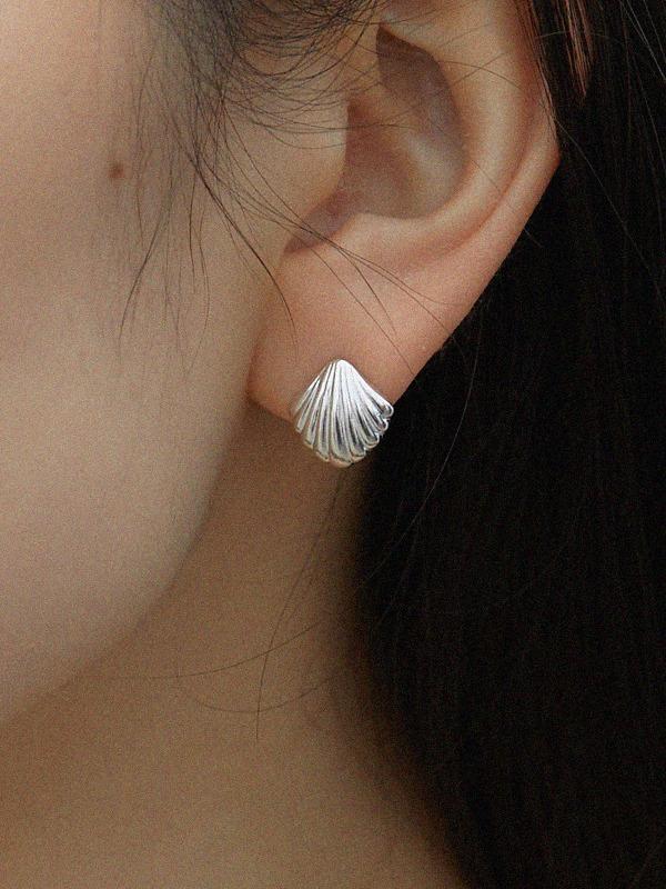 Mini clam earring