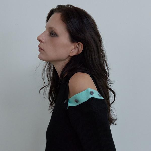 BUTTON CUT-OFF KNIT / black