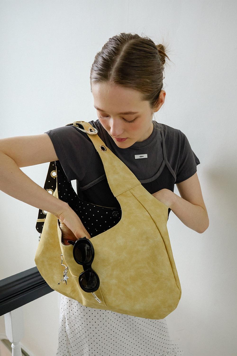 BUCKLE REVERSIBLE SHOULDER BAG_BUTTER