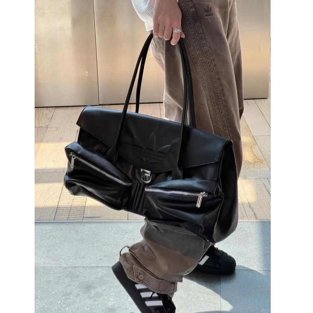 아디다스 여성  PU 가죽 트레포일 숄더백 토트백 블랙 KC1418