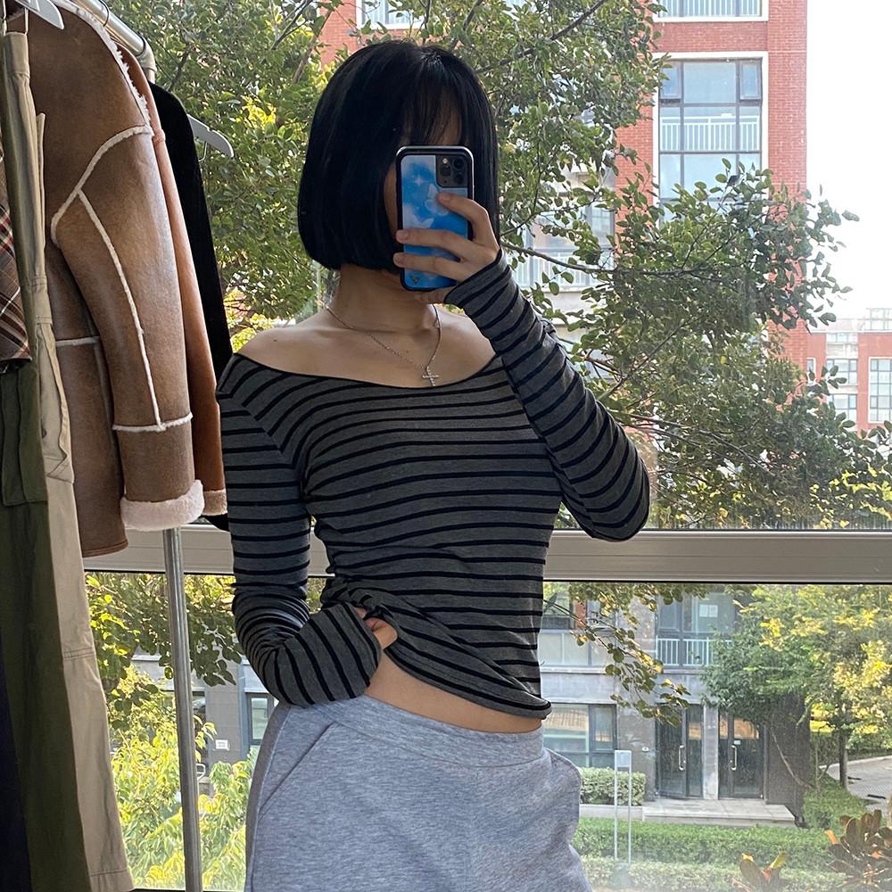 Wide Neck 스트라이프 롱 슬리브 티셔츠-차콜