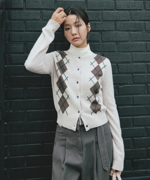 프리미엄 캐시미어 아가일 라운드 가디건_BEIGE