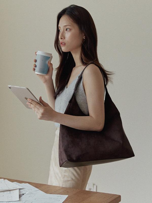 [9.11 순차 출고] Flume Suede Hobo Bag - Dark Brown
