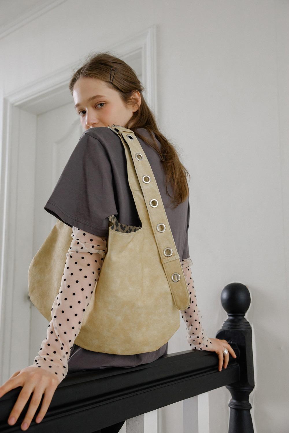 BUCKLE REVERSIBLE SHOULDER BAG_BUTTER & LEOPARD