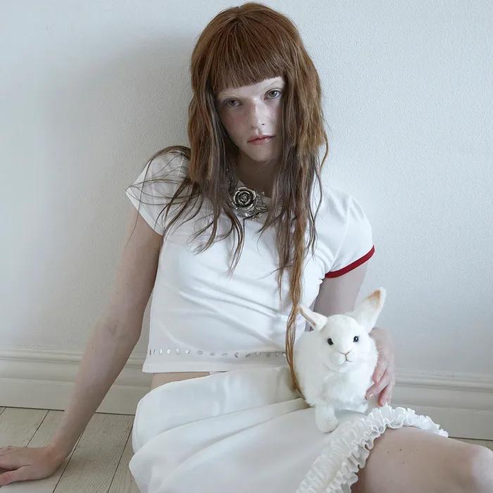 ASYMMETRICAL SLEEVE BEACH T-SHIRT IN IVORY/RED