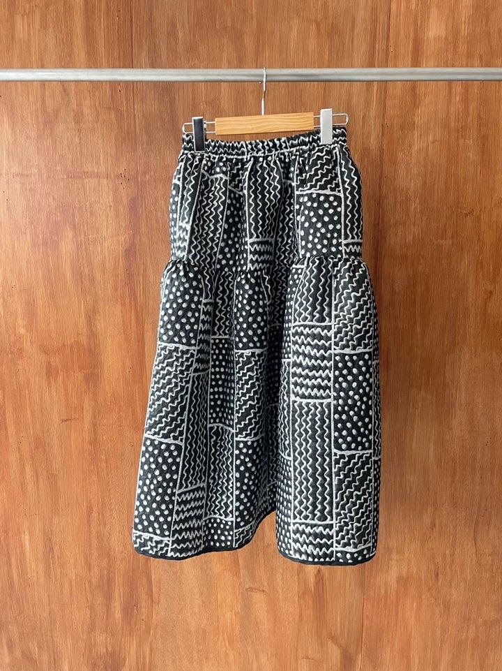 Black wavy patch jacquard skirt