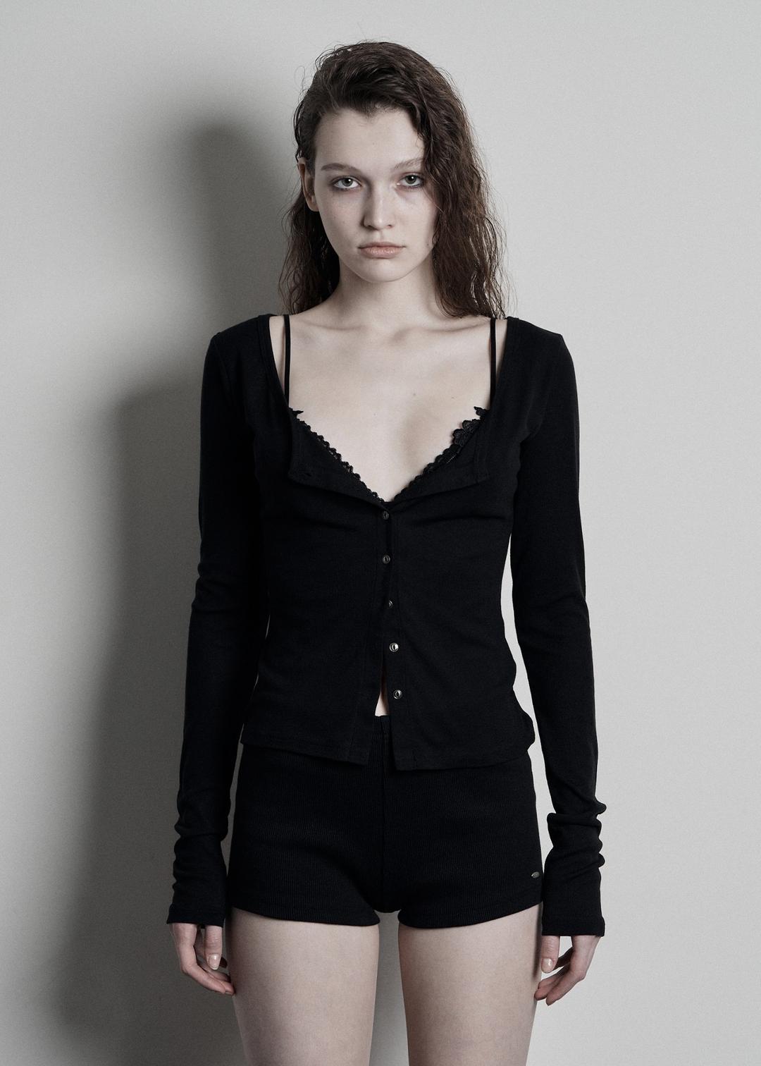 BASIC SCOOPED BUTTON CARDIGAN, BLACK