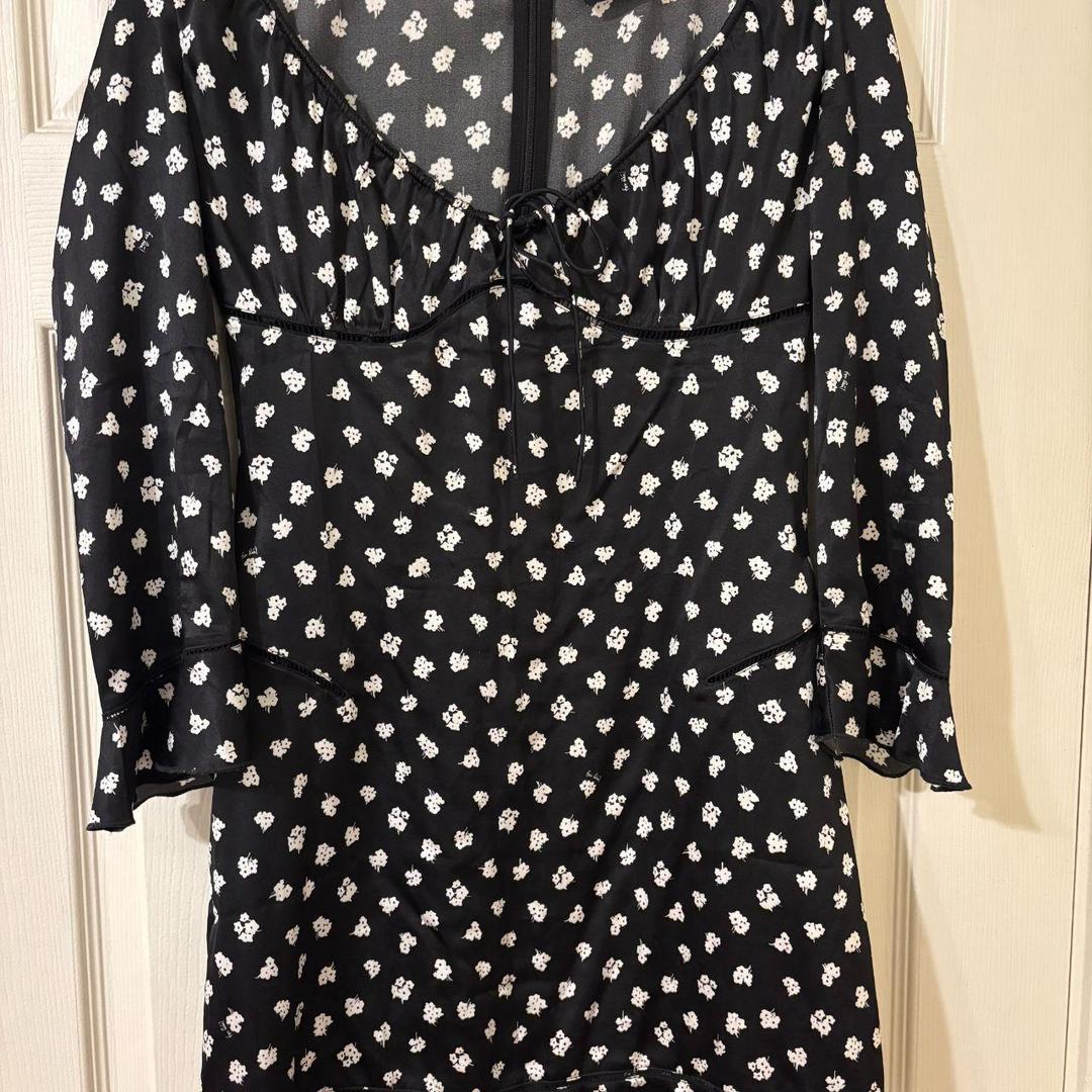 Réalisation Par black and white floral patterned...