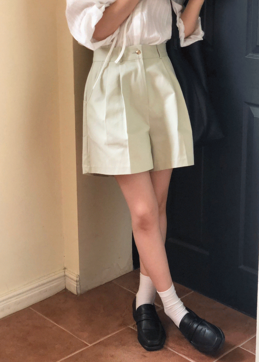 투즈룸 골드버튼 4부 핀턱 반바지