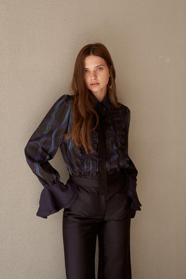 [까이에] 보우 타이 언밸런스 커프스 핀턱 블라우스