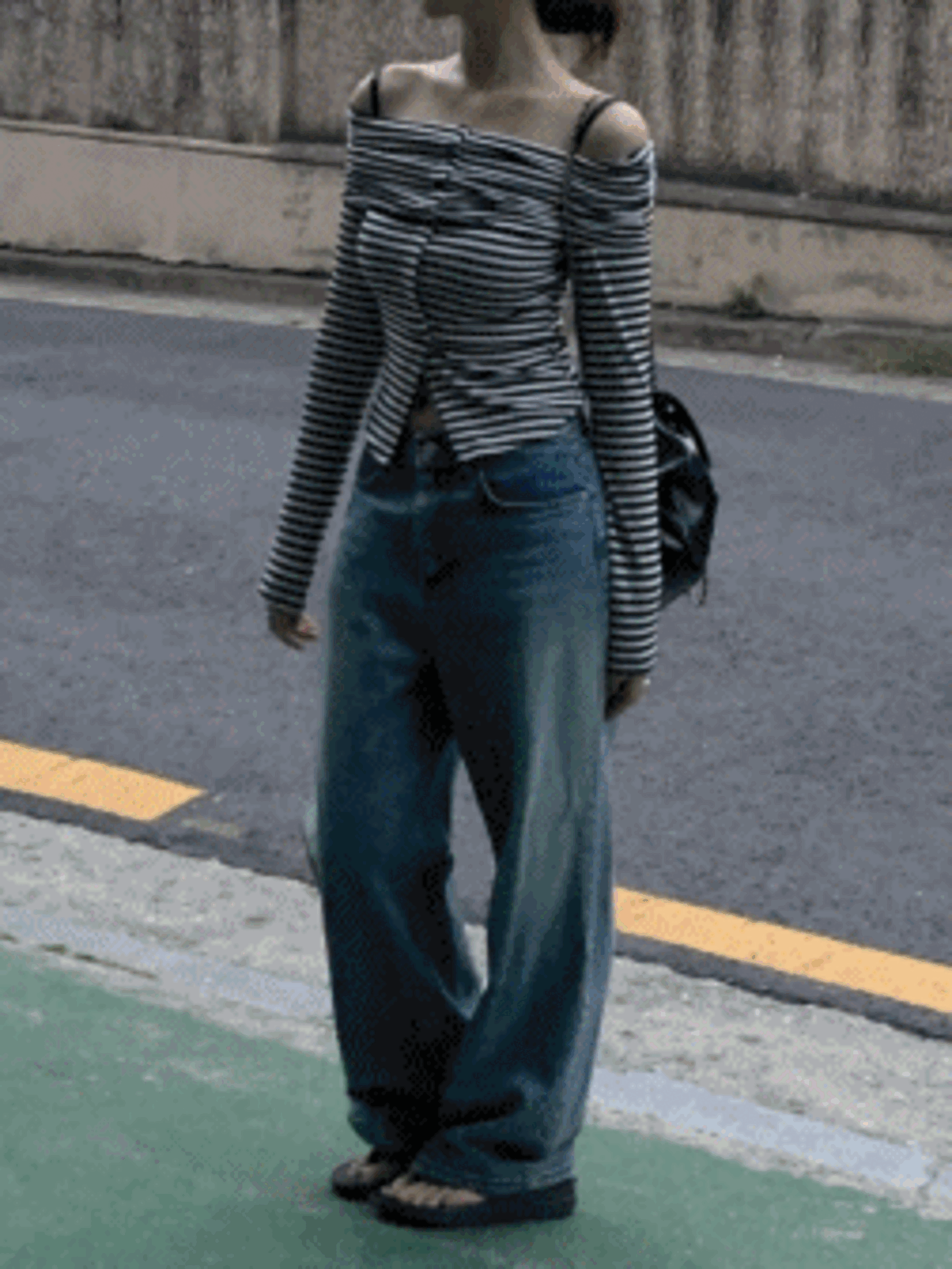 [MD추천/핏보장] 커밍 스트라이프 오프숄더 티셔츠 슬림핏 단가라티 가을신상