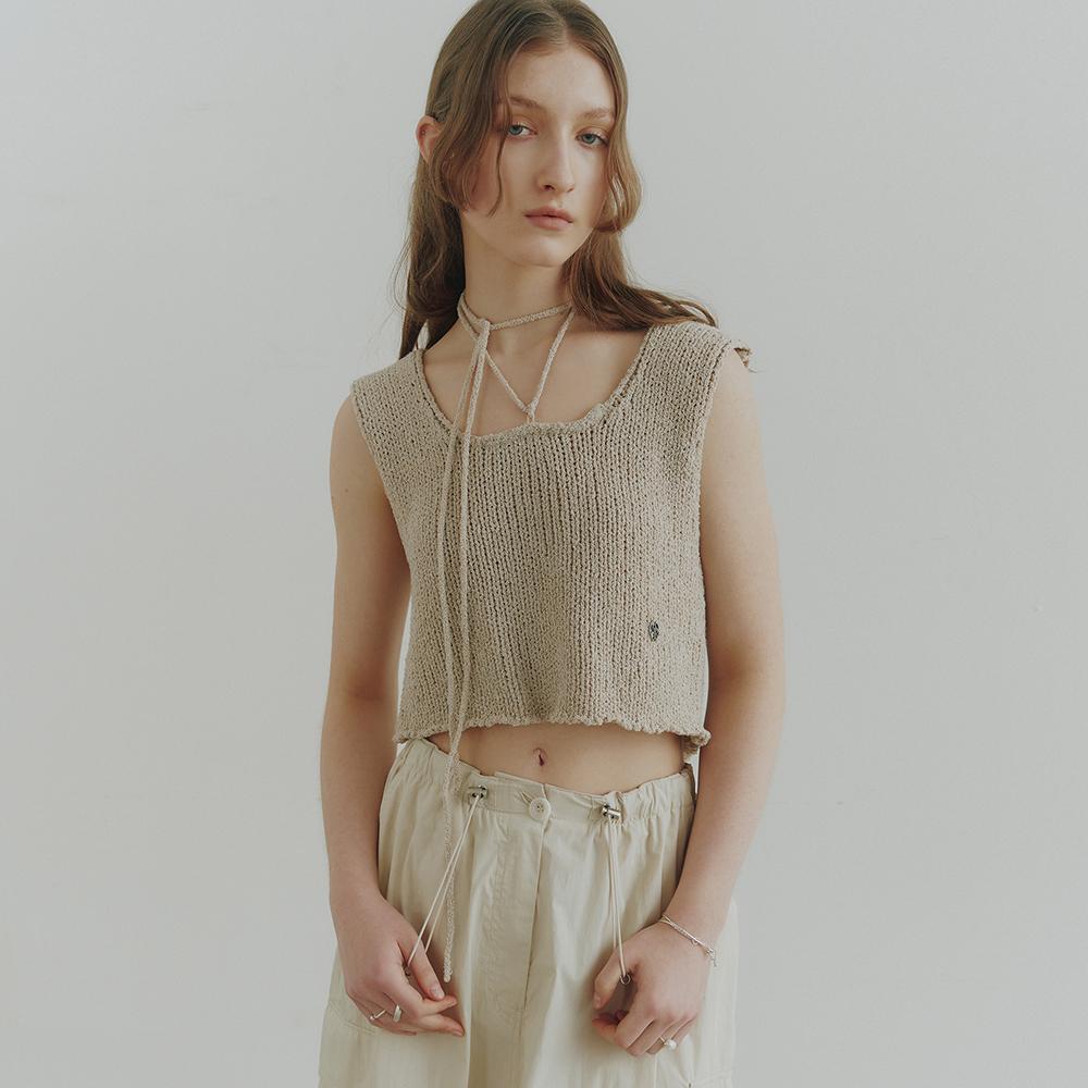 투-페이스 버튼 베스트 니트 (샌드베이지)
