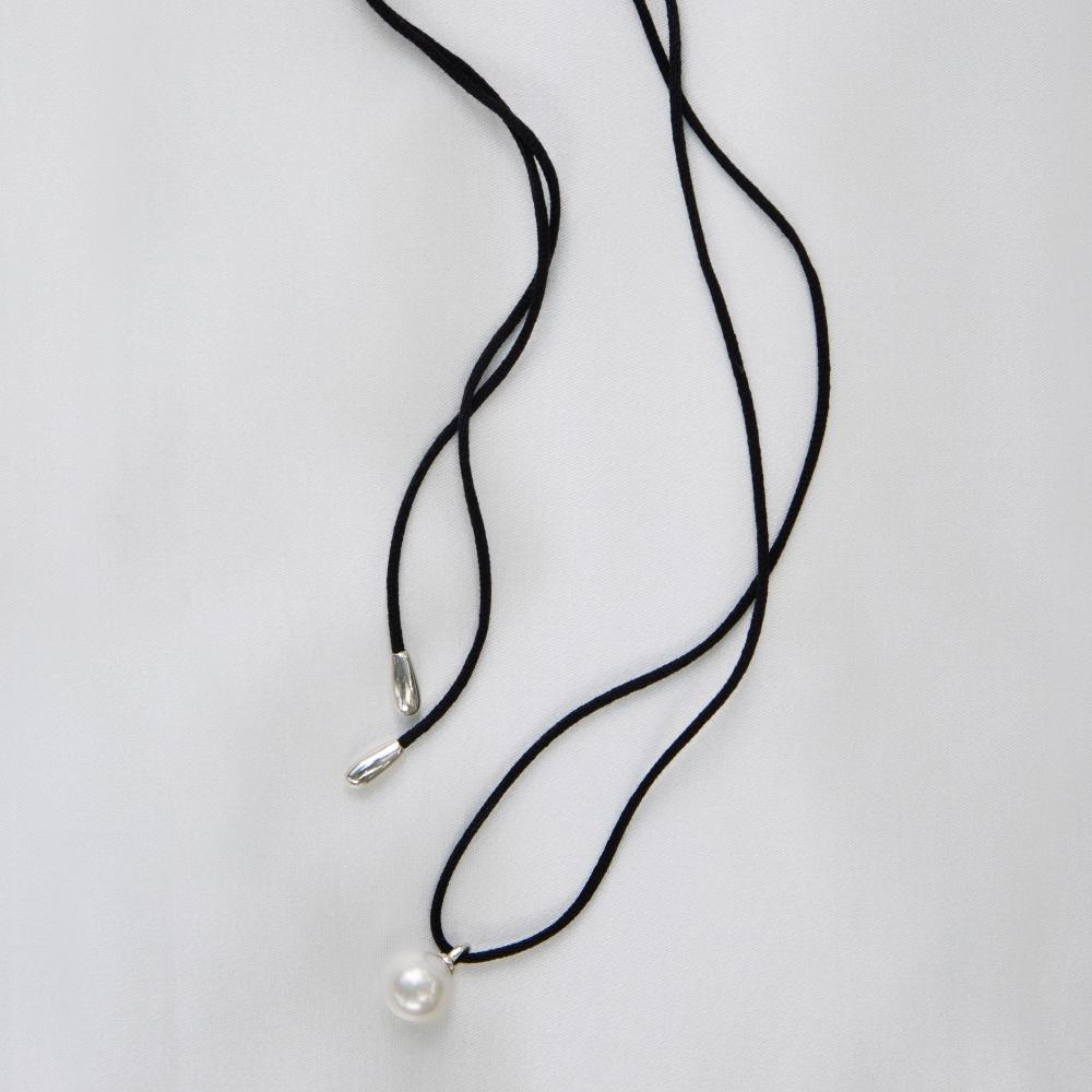 PEARL PENDANT CHOKER (BK STRING)