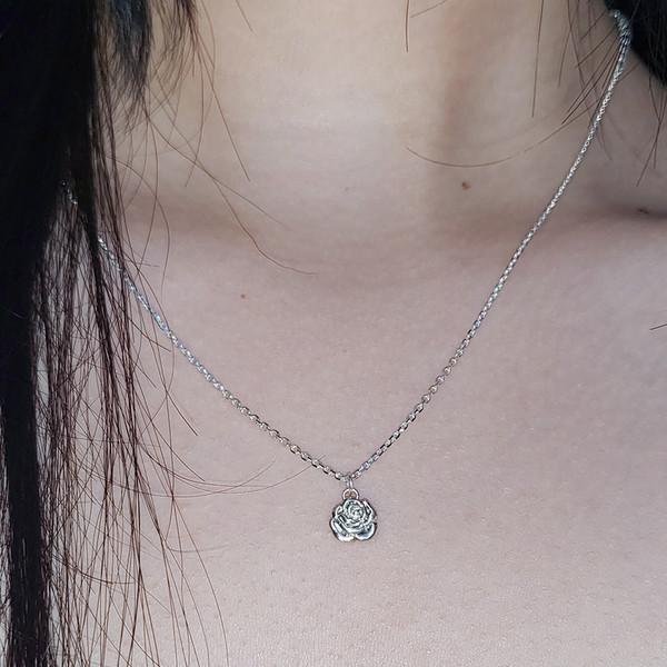 Compact rose necklace