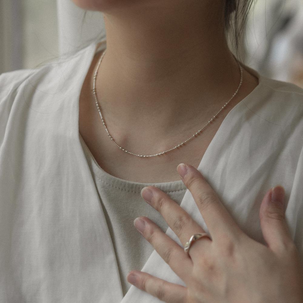 럽은 컷팅 볼체인 실버925 목걸이