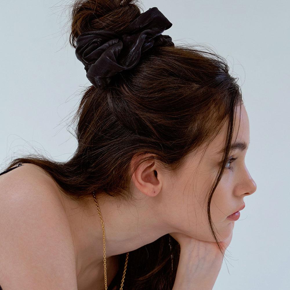 pearl satin black scrunch