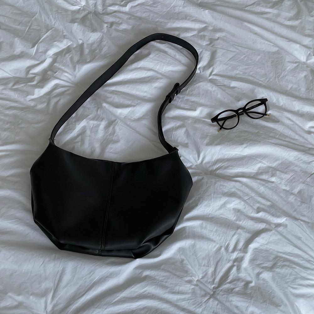 남자 미니멀 하프문 레더 크로스백