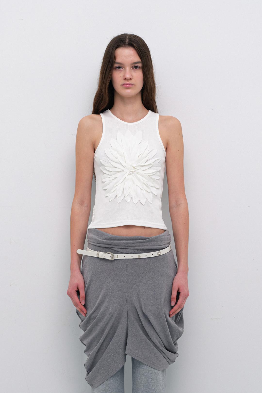FLOWER POINTED SLEEVELESS / WHITE