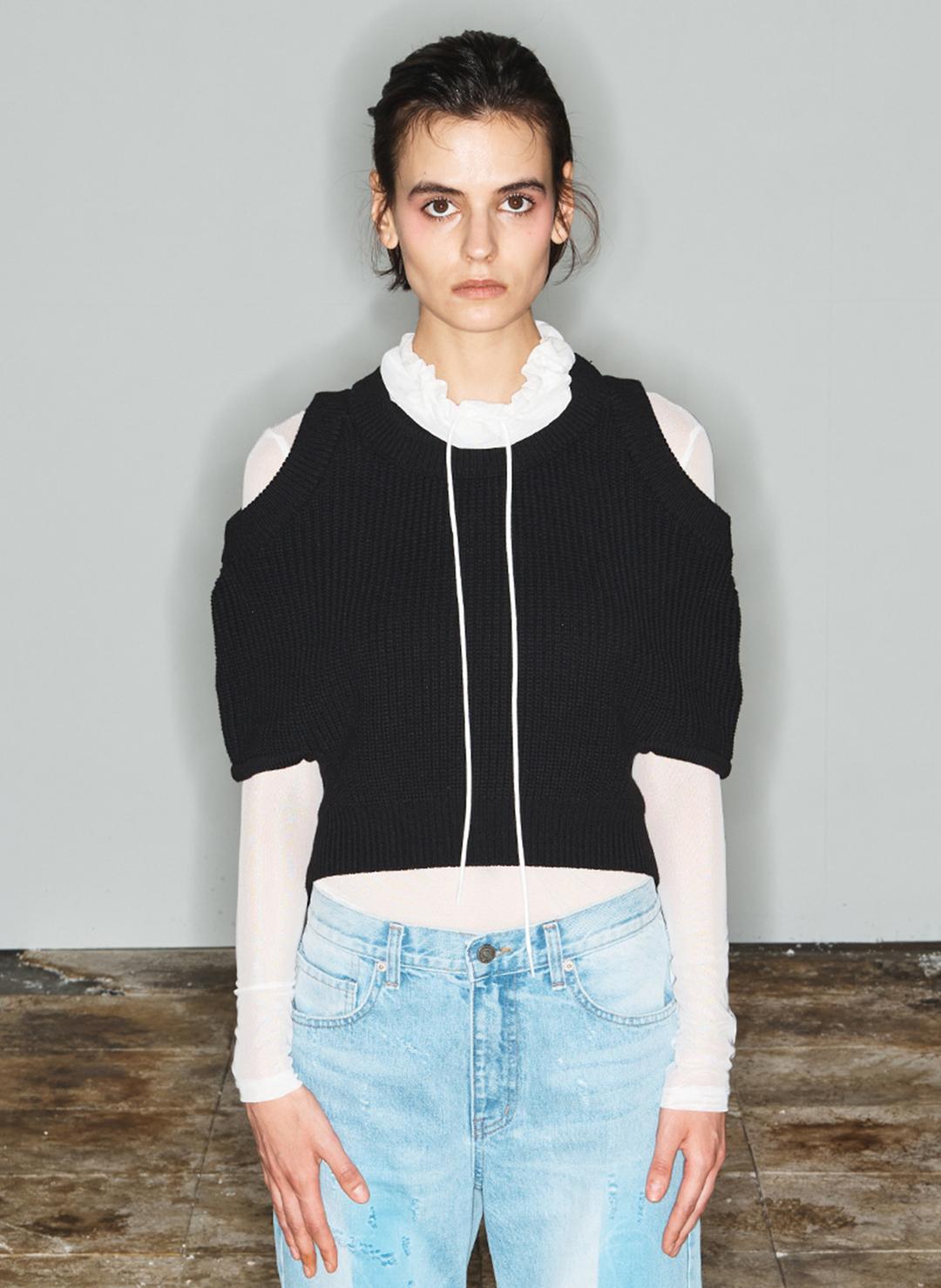 CUT-OUT KNIT CAPE, BLACK