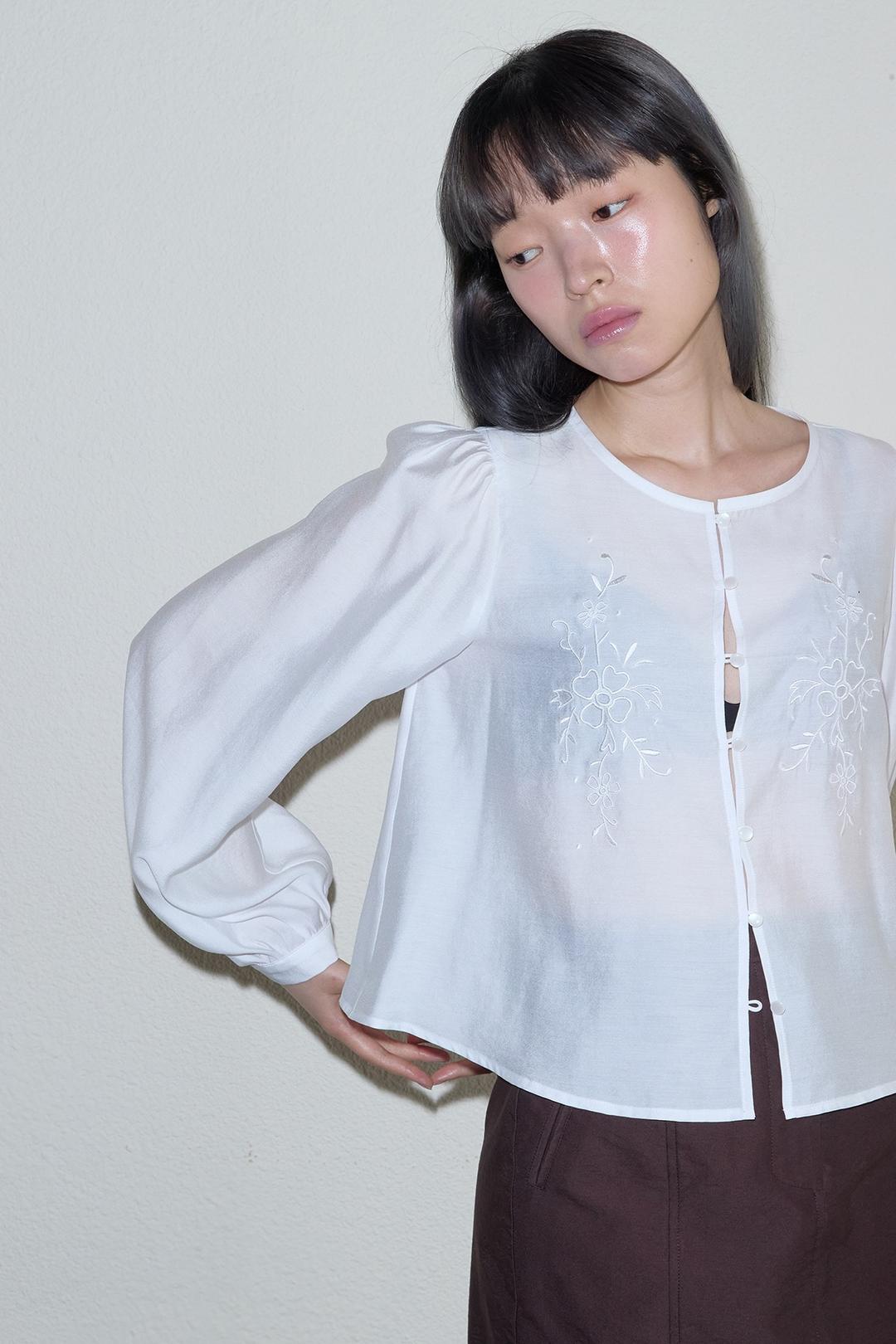 Shirring sleeve embroidery blouse(ivory)