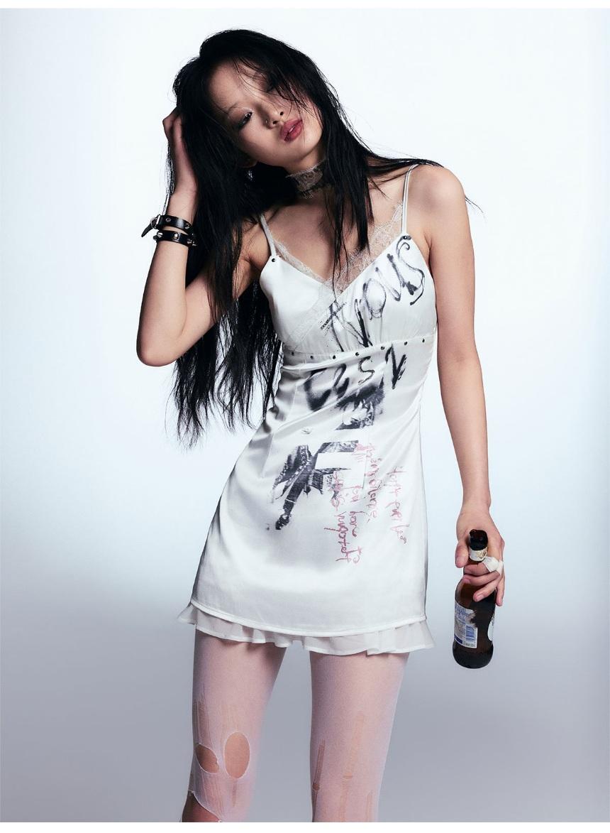 [사전 판매 10% 할인] Cest Nous Graffiti print satin suspender dress