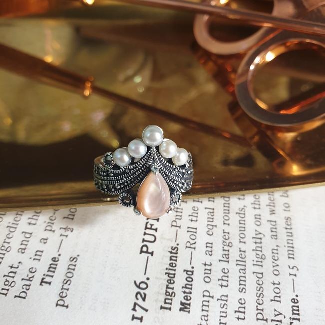 시크한 블랙과 화이트 진주 블랙 오닉스, 핑크 자개 반지