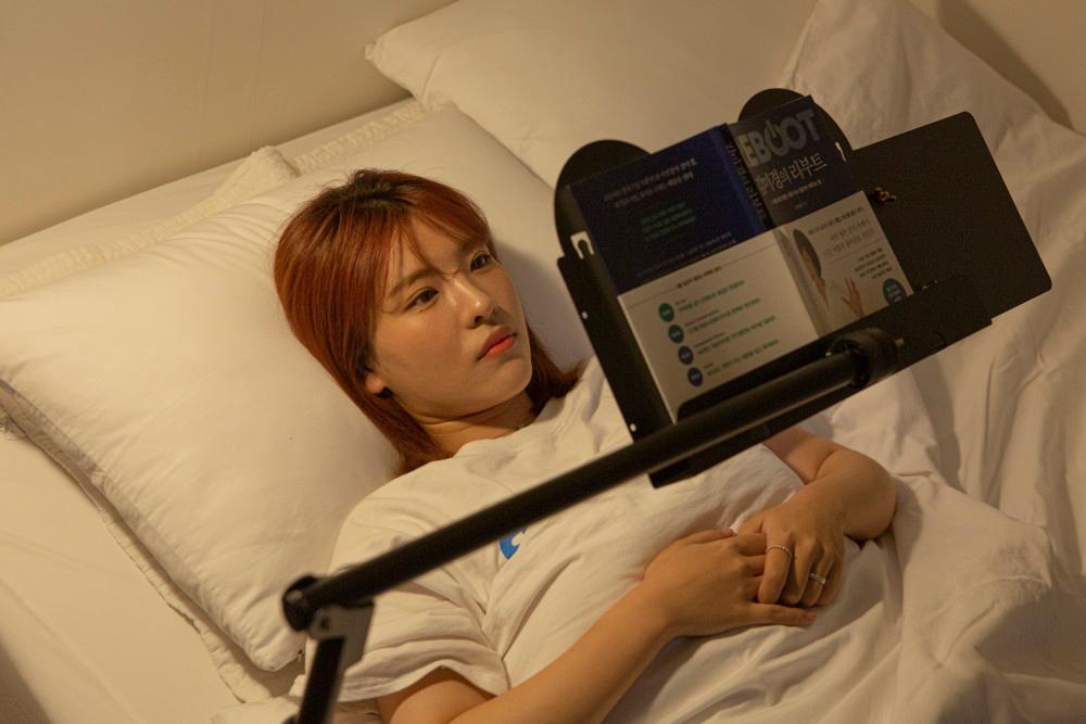 침대 누워서 보는 독서대 책보기 책받침대 북스탠드 눕서대 누워책 거치대