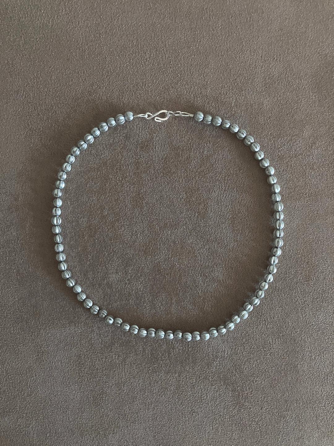 Glossy classic pearl necklace - Gray