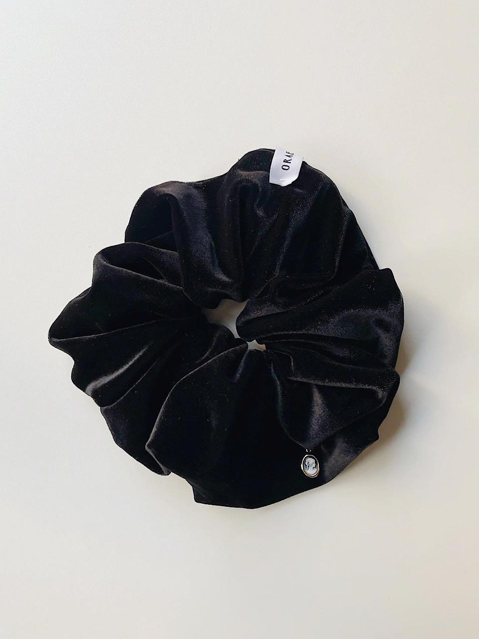 oar Vintage Drop Cameo Velvet Wide Scrunchie [Black]