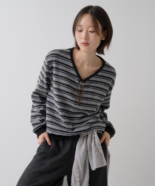 스트라이프 브러쉬 브이넥 풀오버 블랙